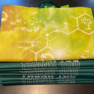 10 green cloth plus 1 large tote- 100% woven polypropylene and recycled. NWT